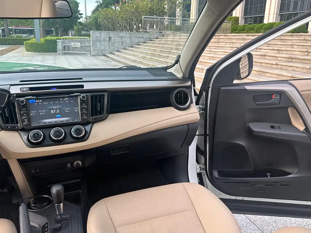 Toyota RAV4 — миниатюра 13