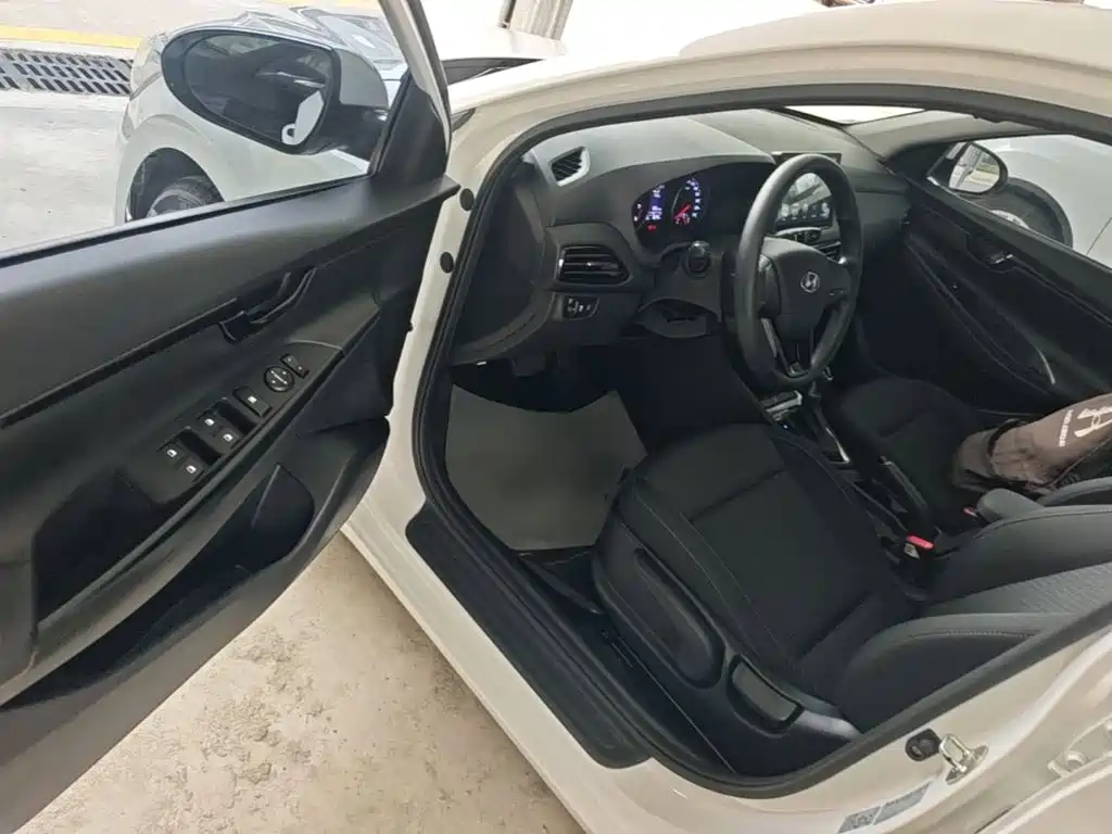 Hyundai Elantra — миниатюра 16