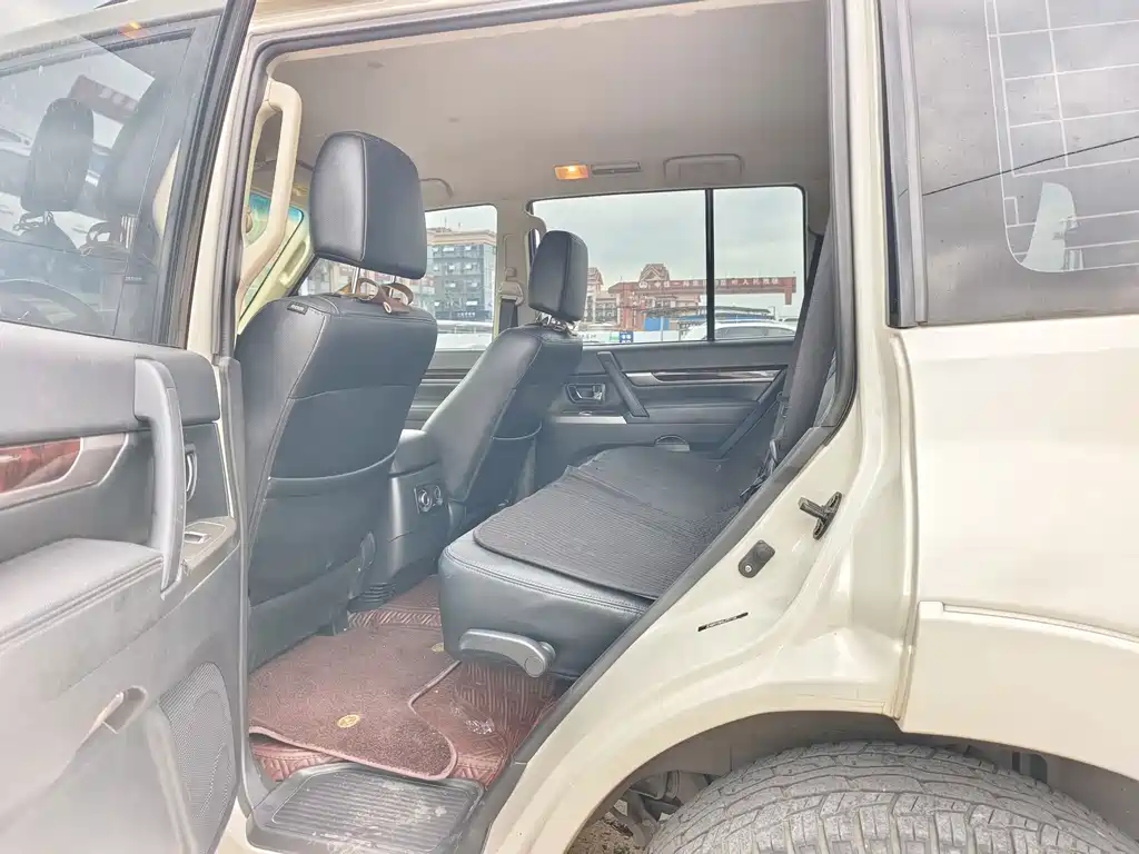 Mitsubishi Pajero (Import) — миниатюра 7