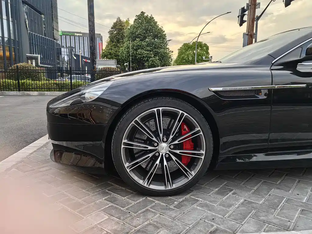 Aston Martin DB9 — миниатюра 11