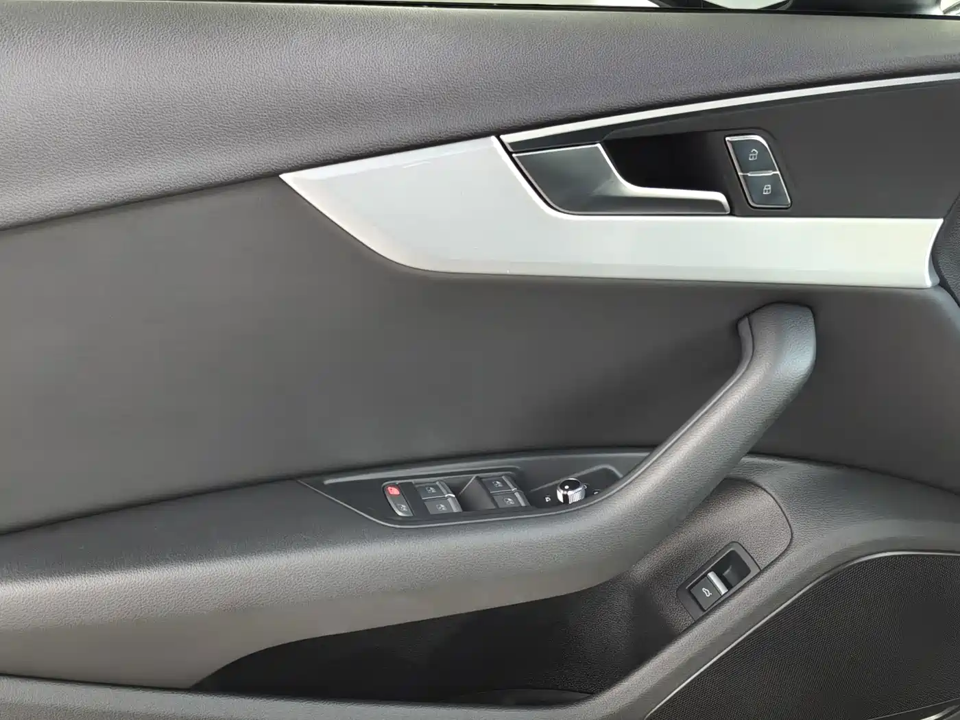 Audi A4L id 4622377 из Китая 16