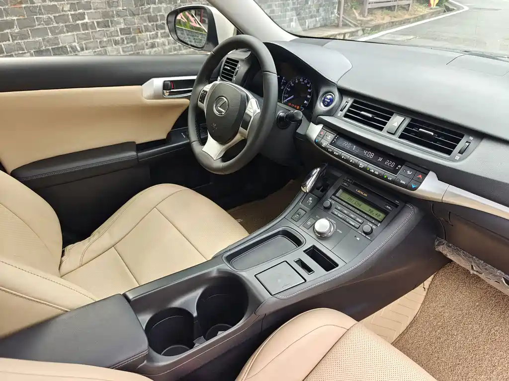 Lexus CT — миниатюра 8