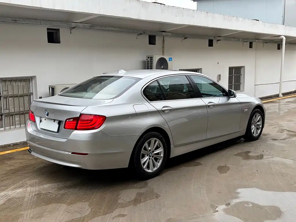 BMW 5 Series — миниатюра 11