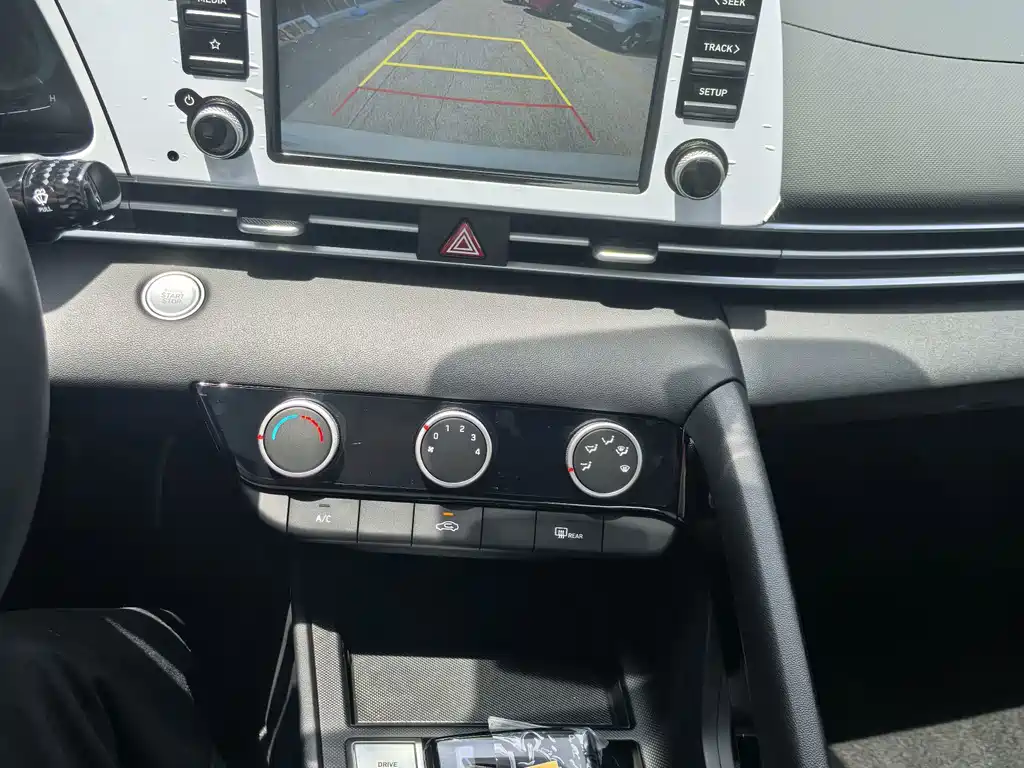 Hyundai Elantra — миниатюра 9