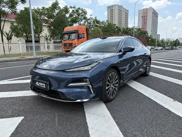 2025 Geely Galaxy Xingyao 8
