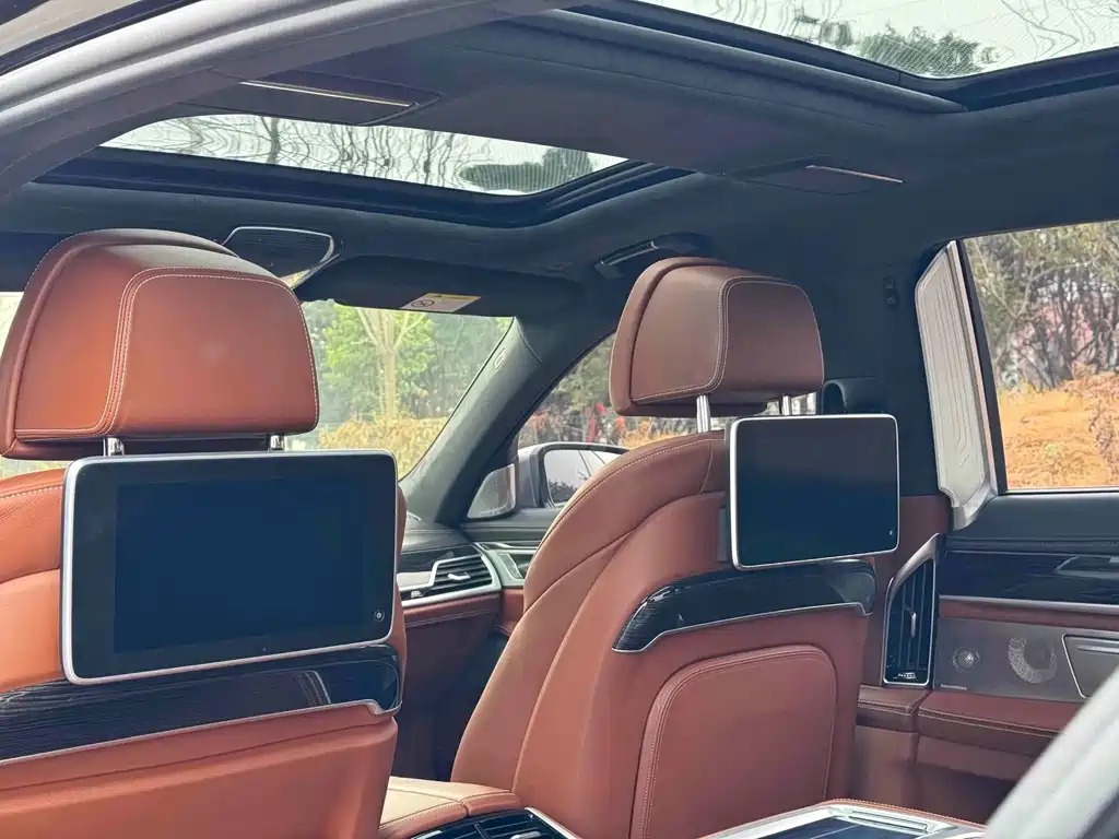 BMW 7 Series — миниатюра 12