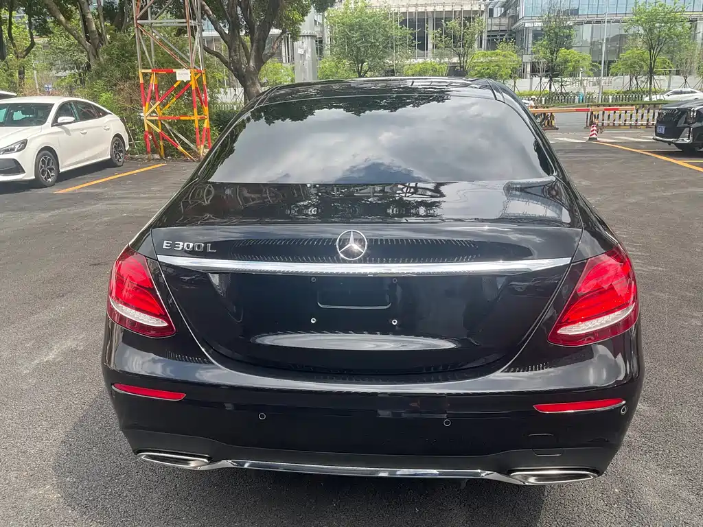 Mercedes-Benz E-Class — миниатюра 6