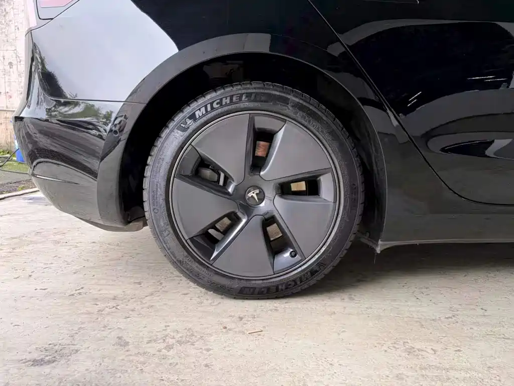 Tesla Model 3 — миниатюра 20