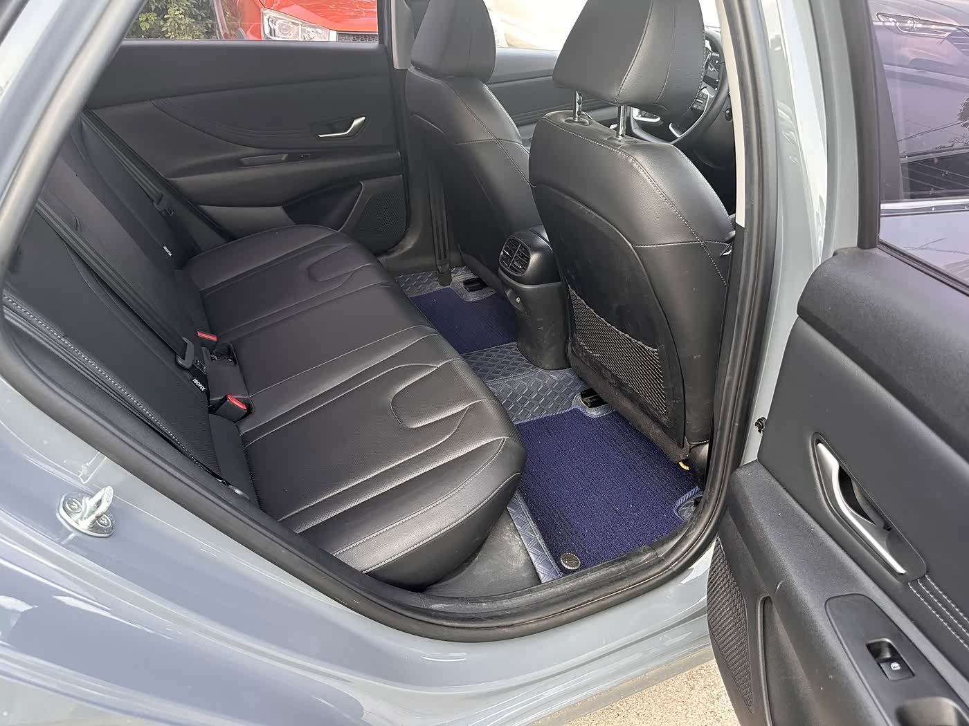 Hyundai Elantra 1.5 л 2023 г. Серебристо-серый, пробег 35000 км