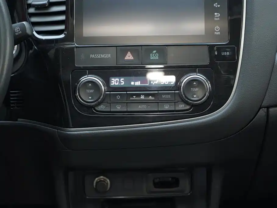 MITSUBISHI OUTLANDER