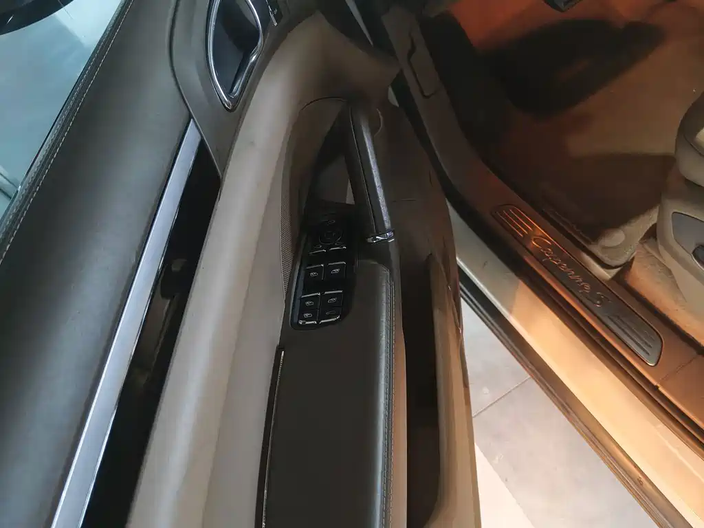 Porsche Cayenne — миниатюра 5