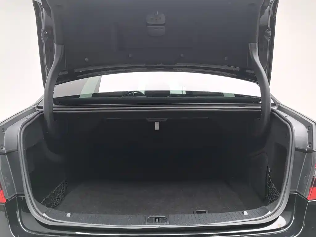 Mercedes-Benz E-Class — миниатюра 16