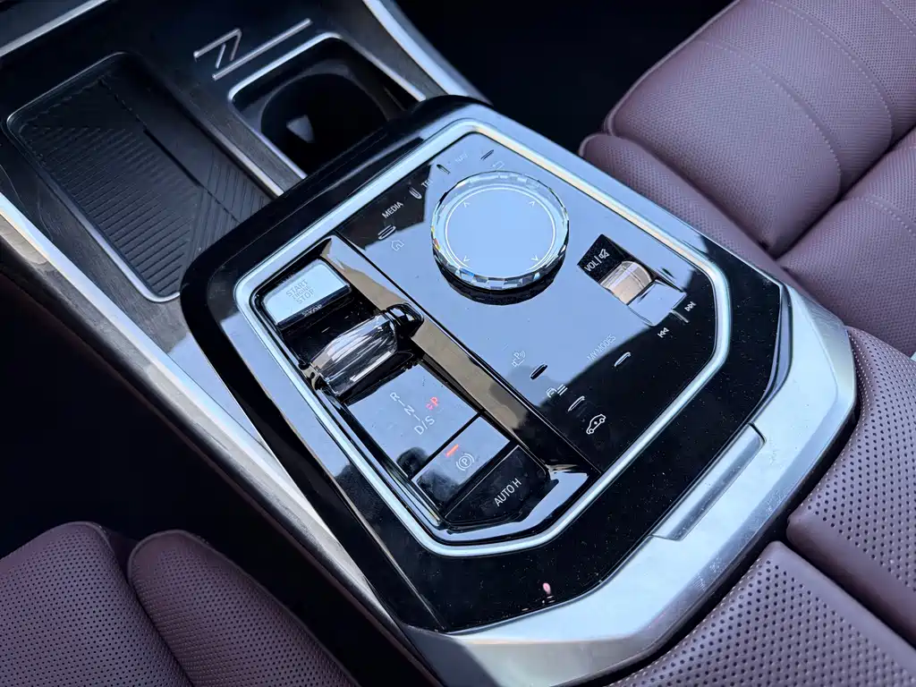 BMW 7 Series — миниатюра 11