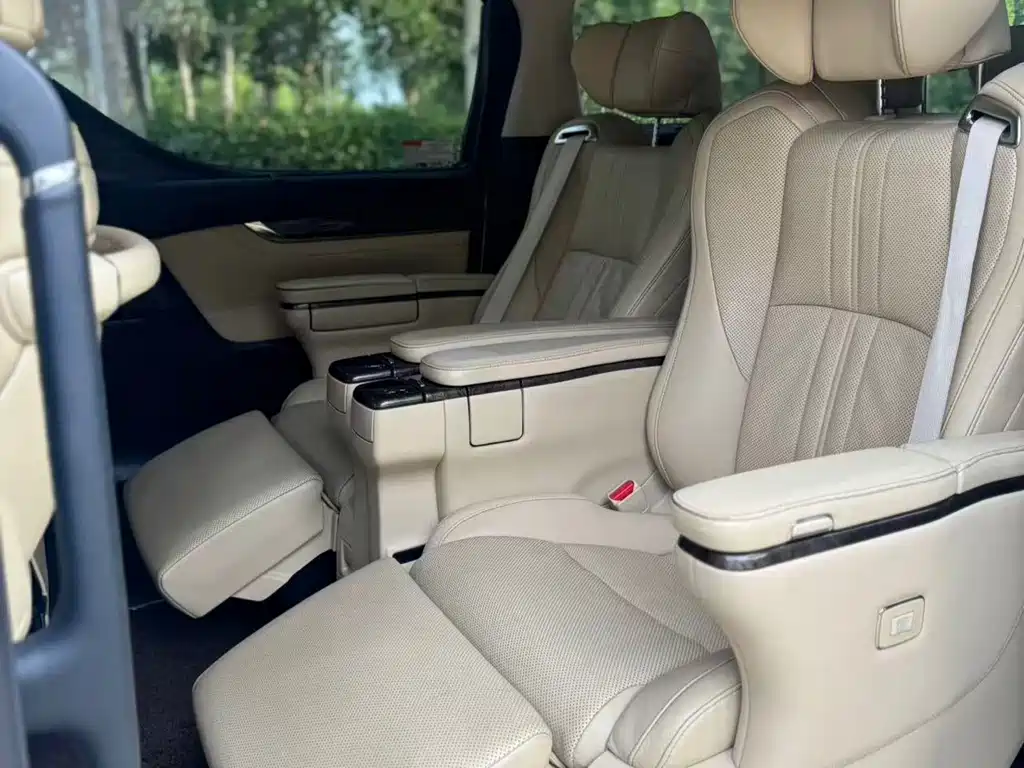 Toyota Alphard — миниатюра 5