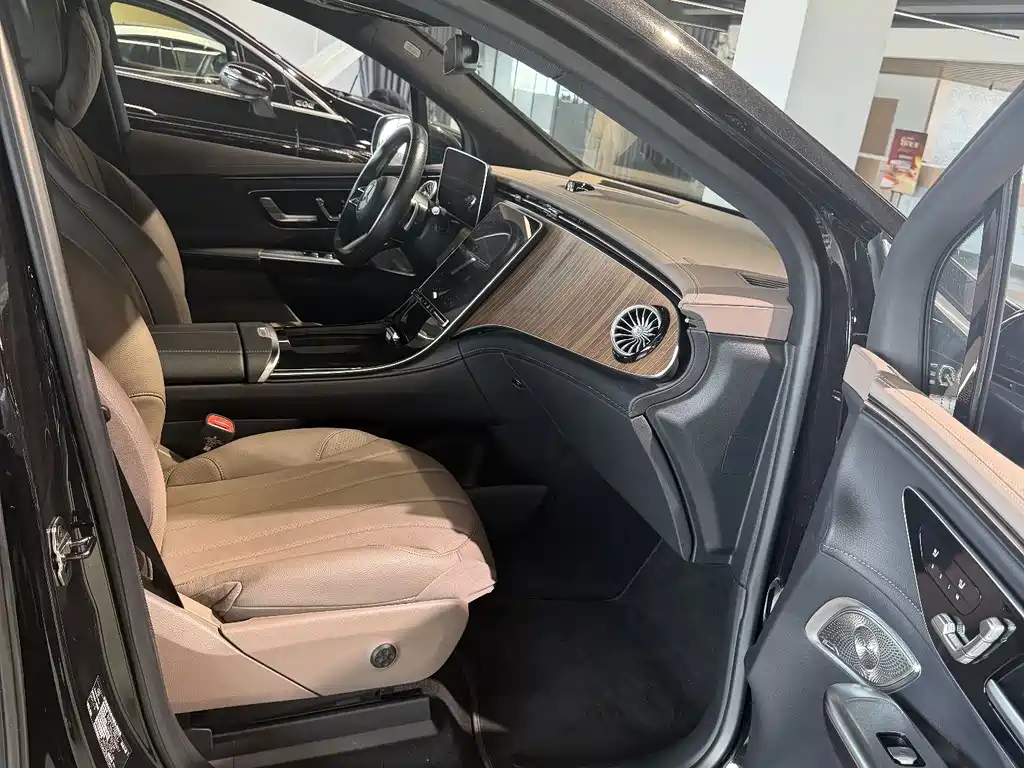 Mercedes-Benz EQE SUV — миниатюра 11