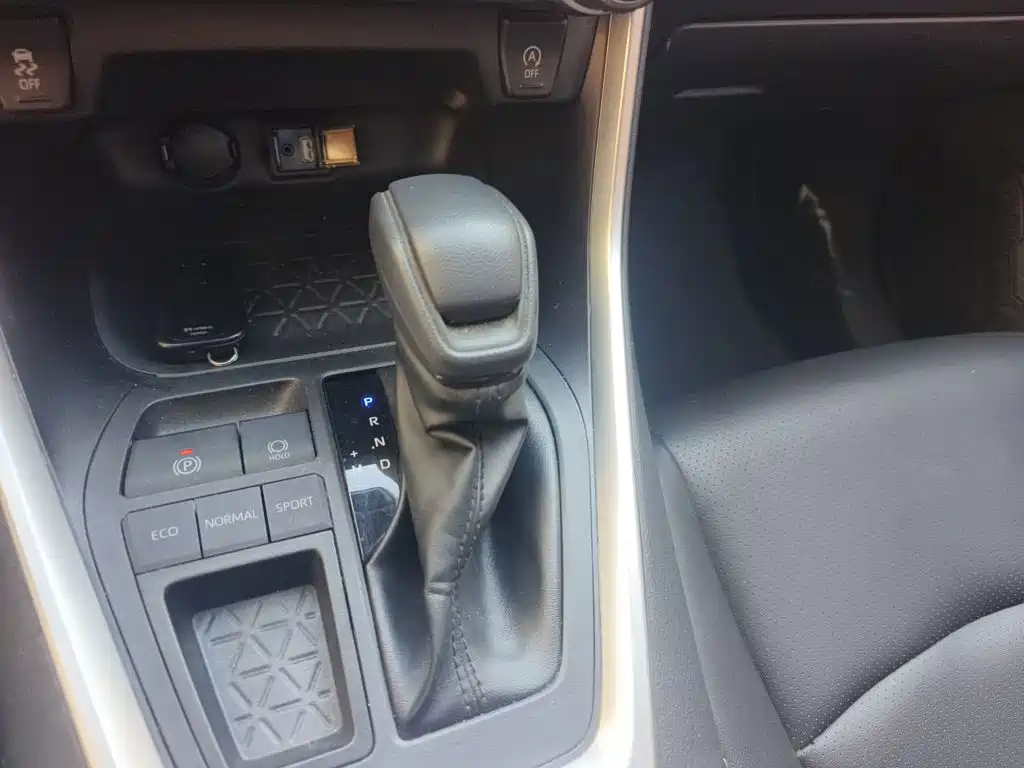 Toyota RAV4 — миниатюра 10