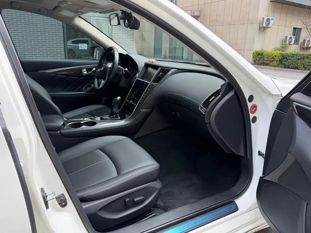 INFINITI Q50L
