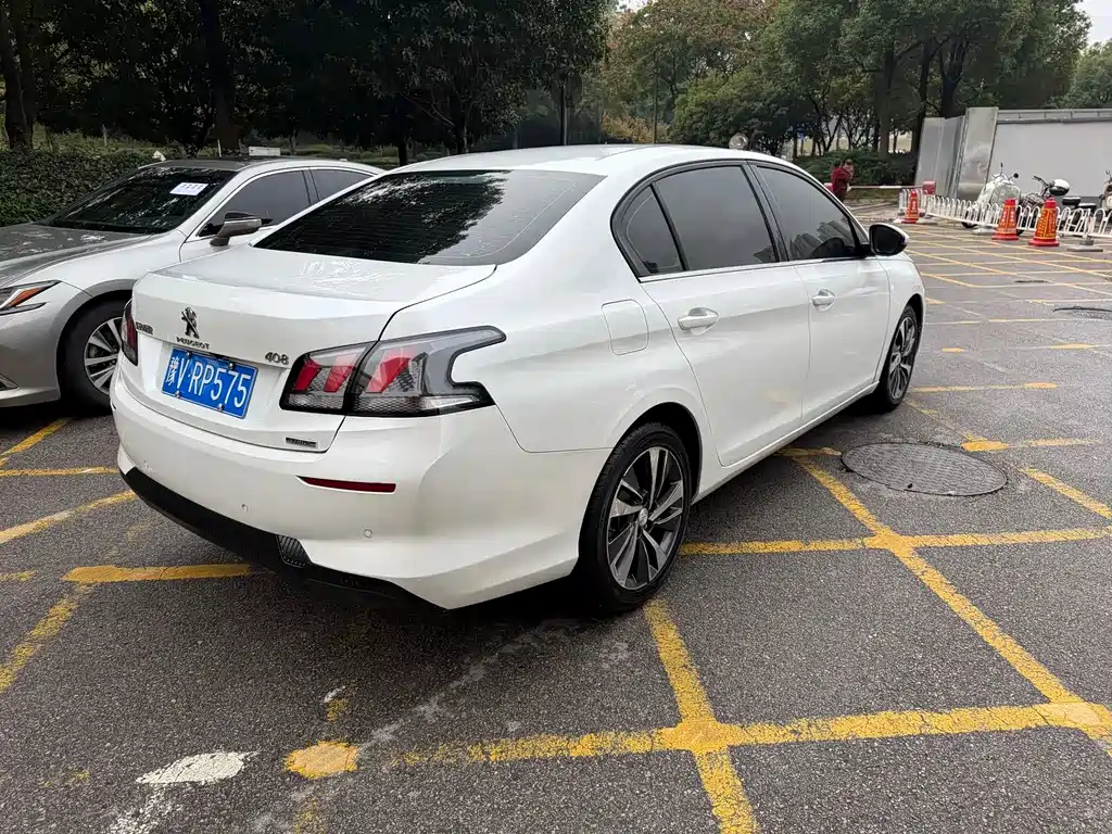 PEUGEOT 408