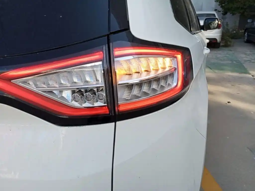 Ford Edge — миниатюра 8