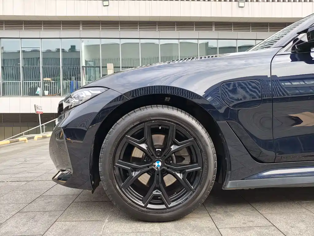 BMW i3 2026 eDrive 35 L