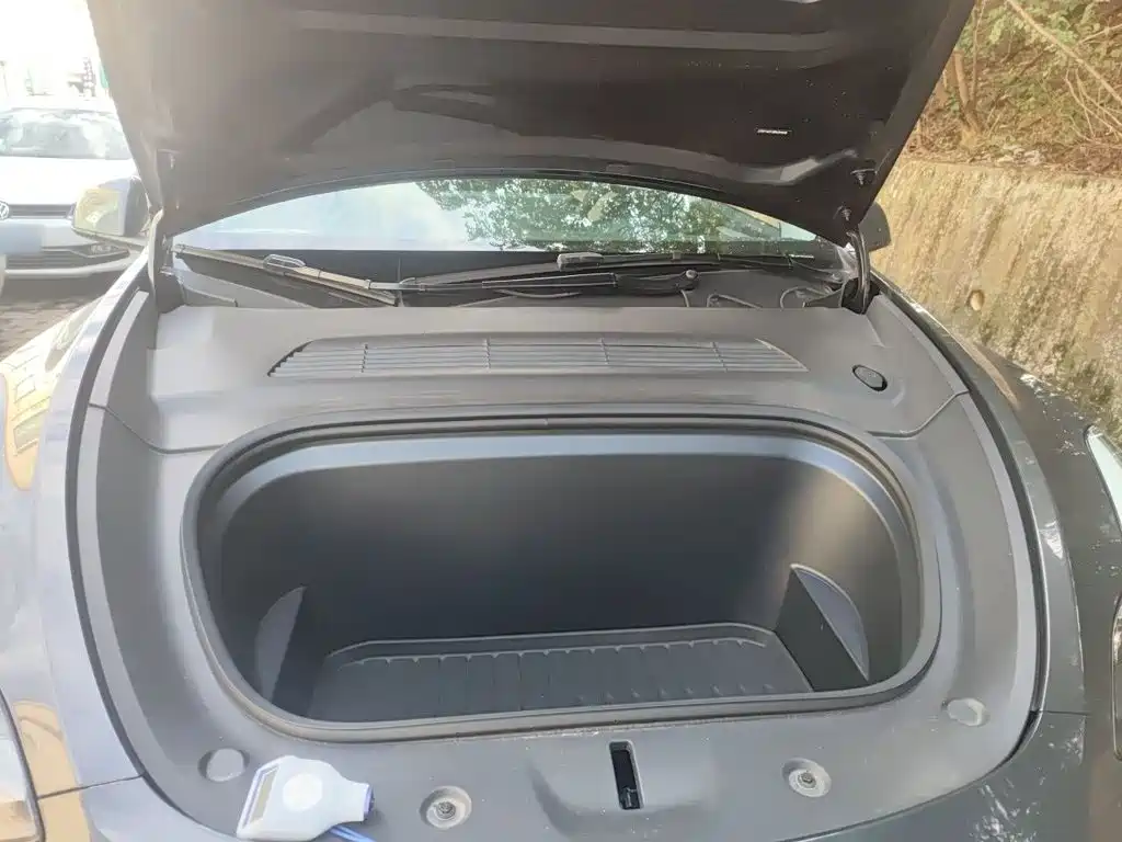 Tesla Model Y — миниатюра 16