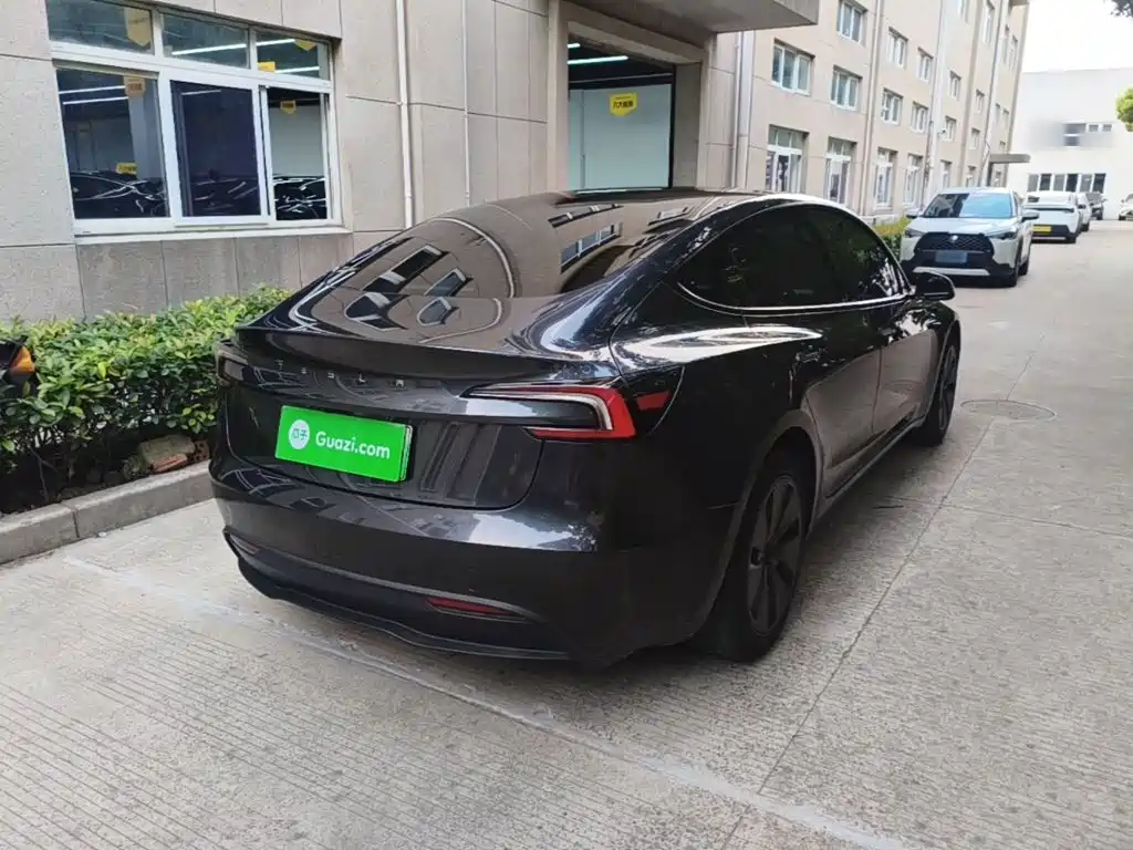 Tesla Model 3 — миниатюра 7