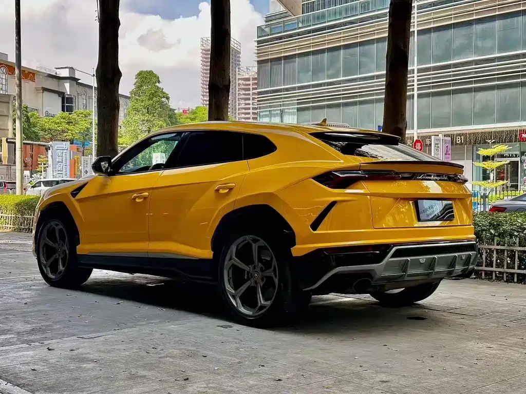 LAMBORGHINI URUS