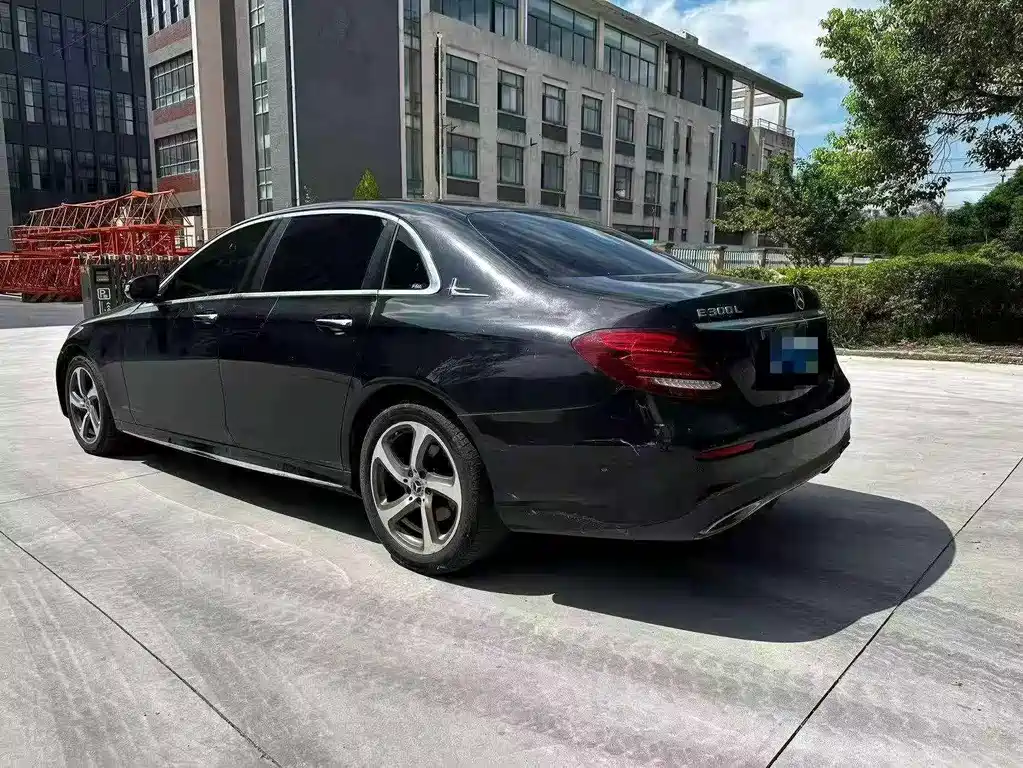 Mercedes-Benz E-Class — миниатюра 5