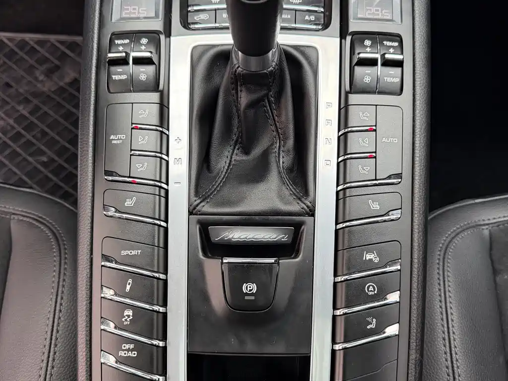 PORSCHE MACAN