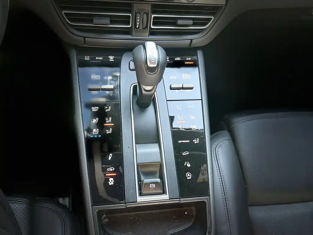 PORSCHE MACAN