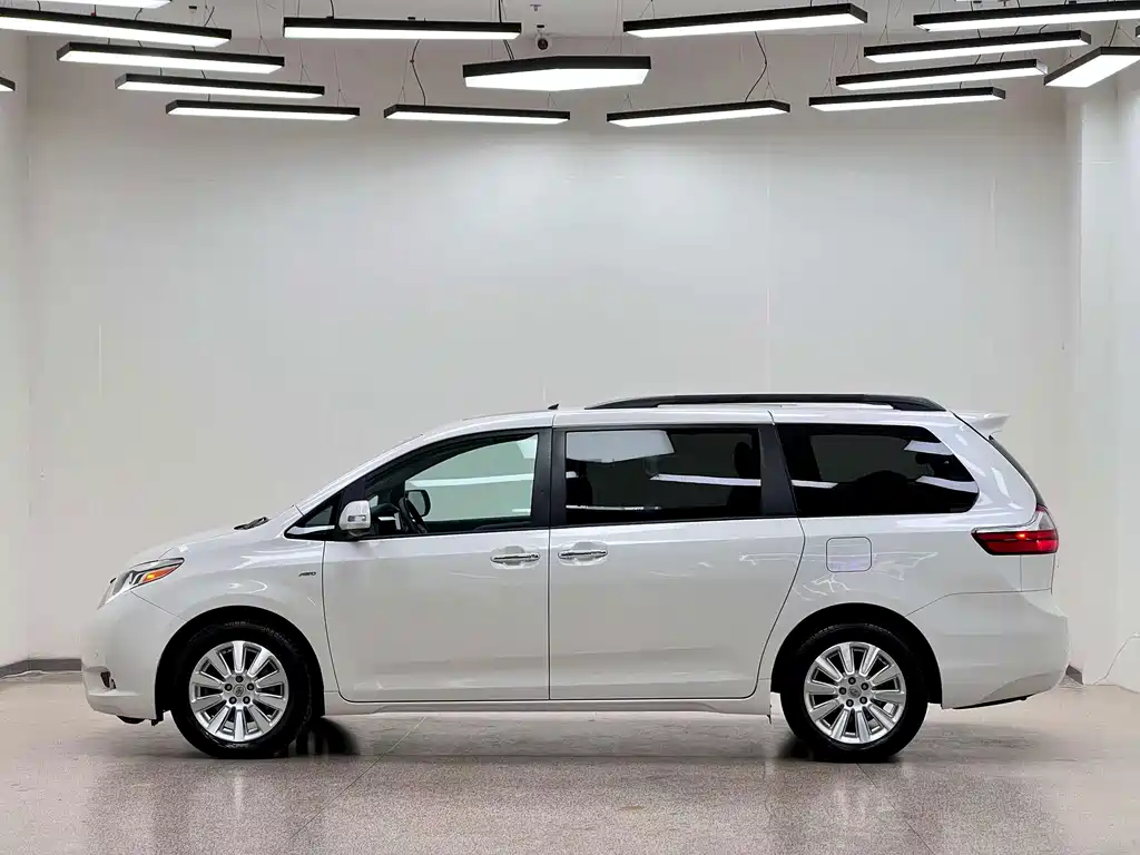 Toyota Sienna — миниатюра 4