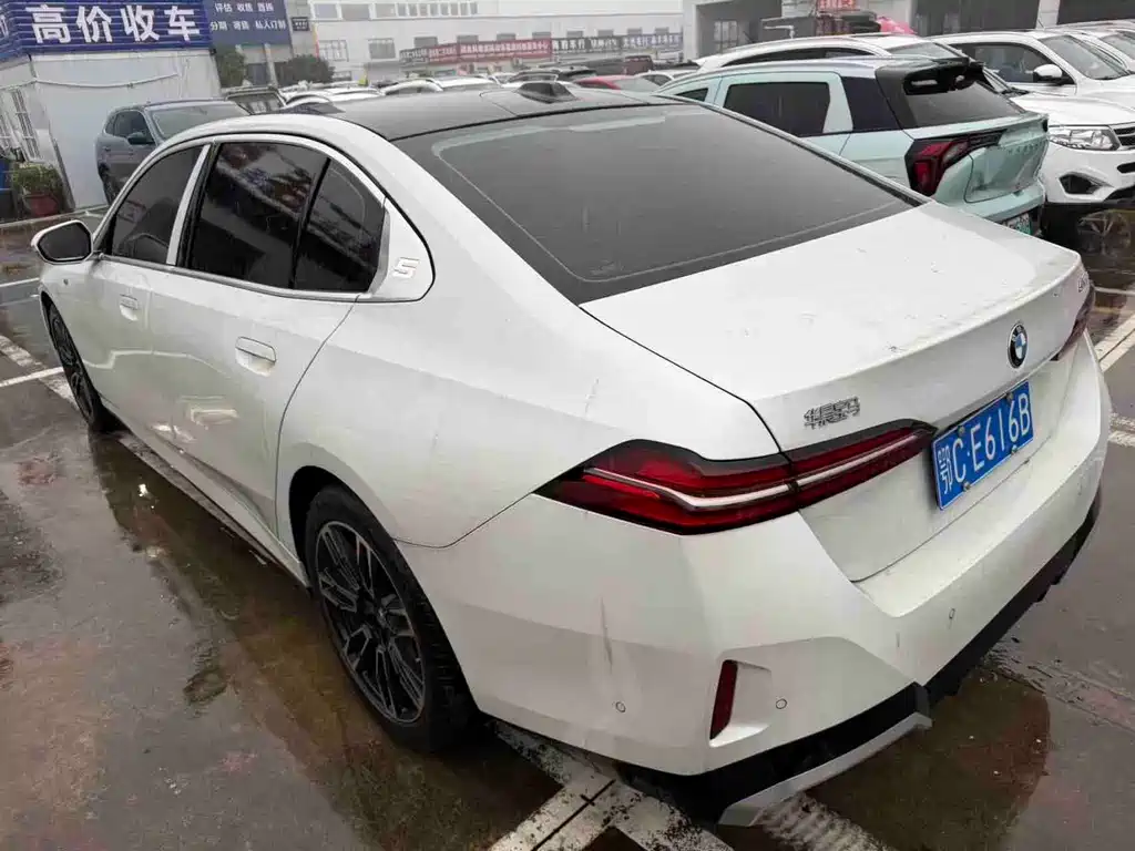 BMW 5 Series — миниатюра 5