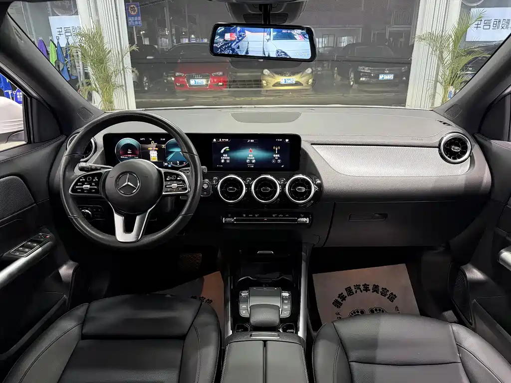 MERCEDES-BENZ GLA