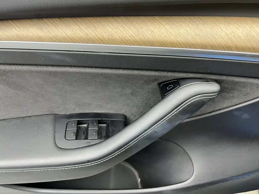 Tesla Model 3 — миниатюра 18