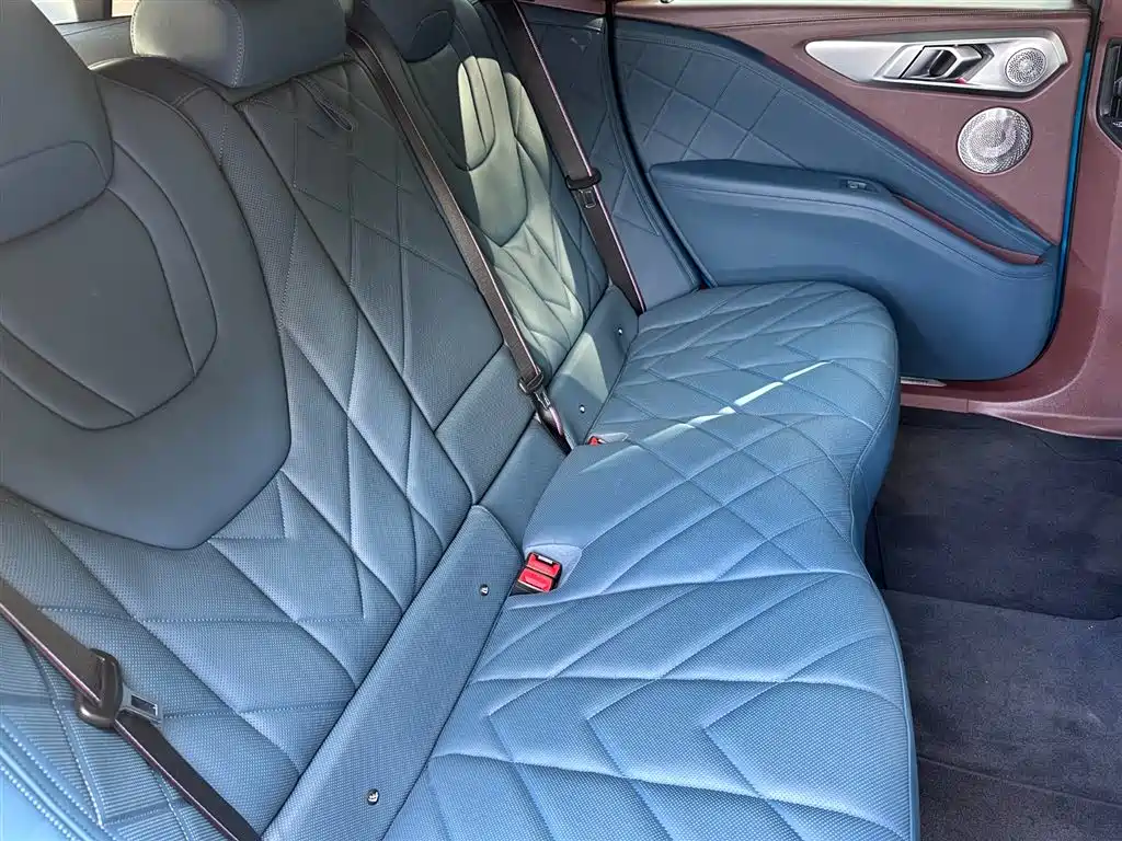BMW XM — миниатюра 10