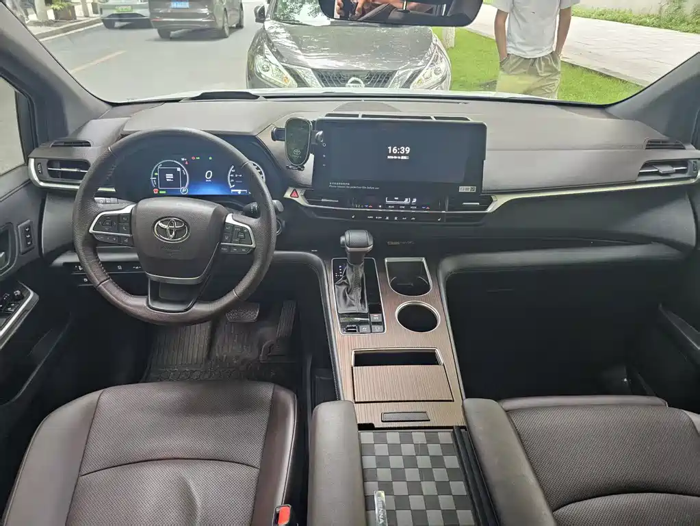 Toyota Granvia 2024 2.5L Luxury PLUS
