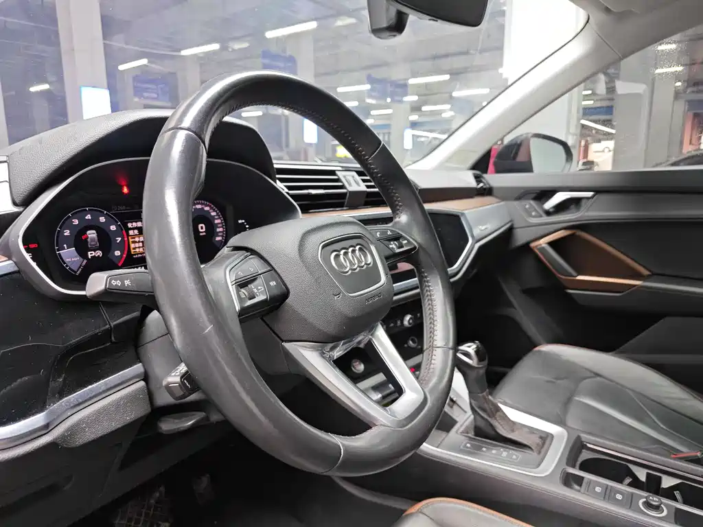 AUDI Q3
