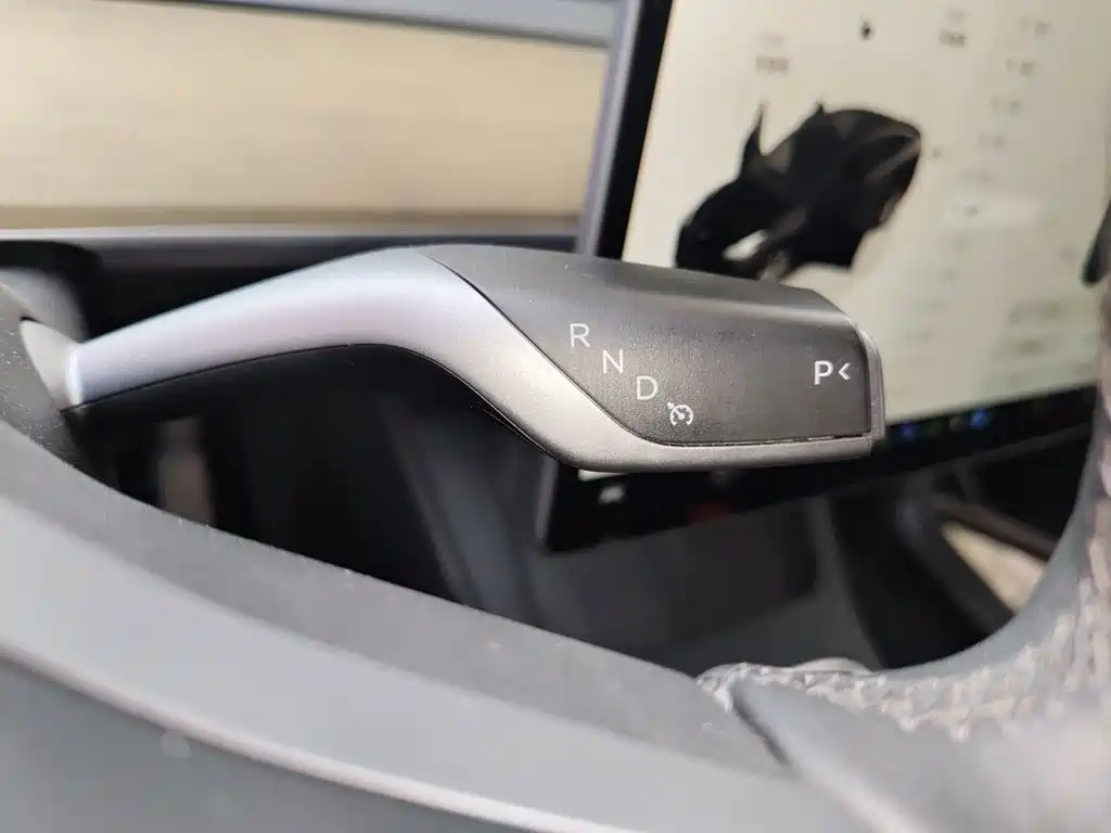 Tesla Model Y — миниатюра 15