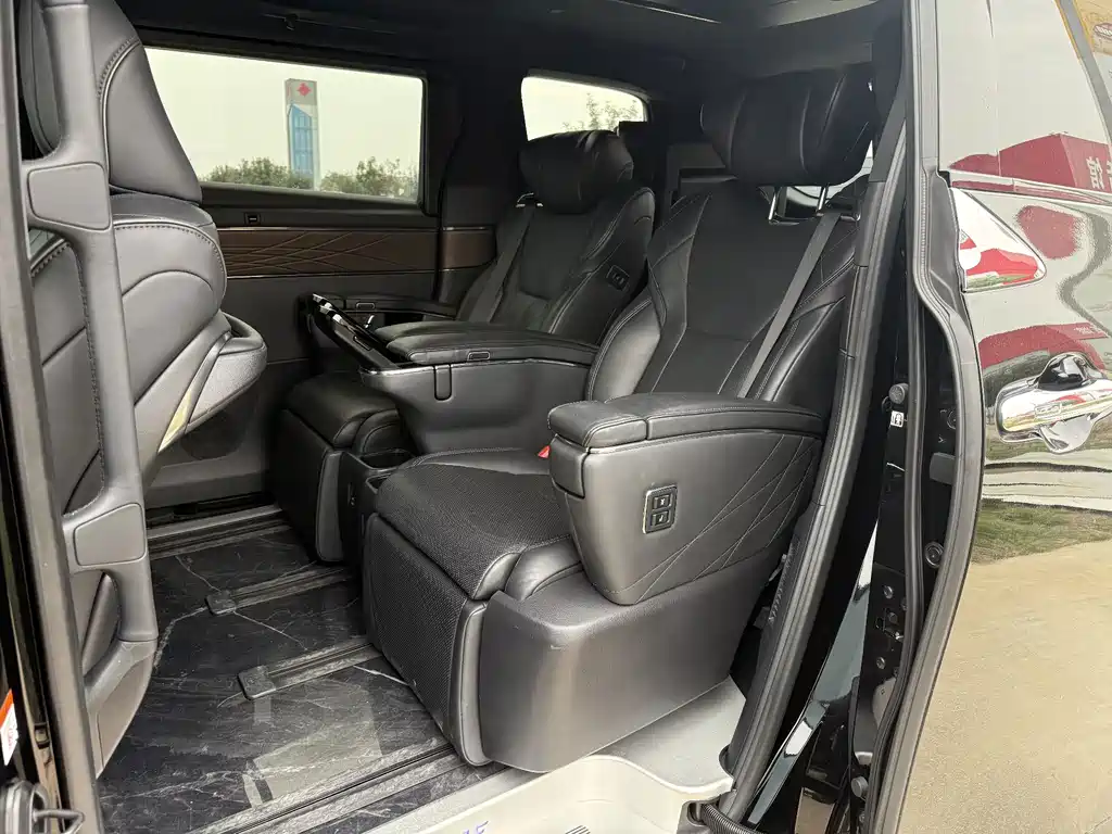 Toyota Vellfire — миниатюра 2