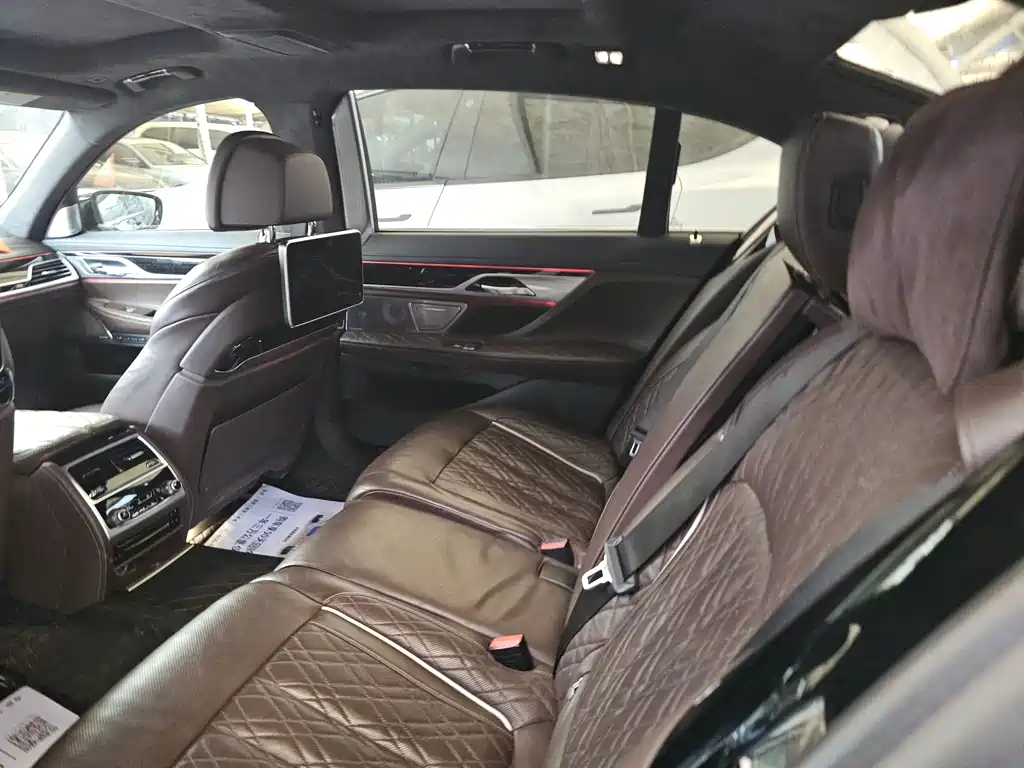 BMW 7 Series — миниатюра 9