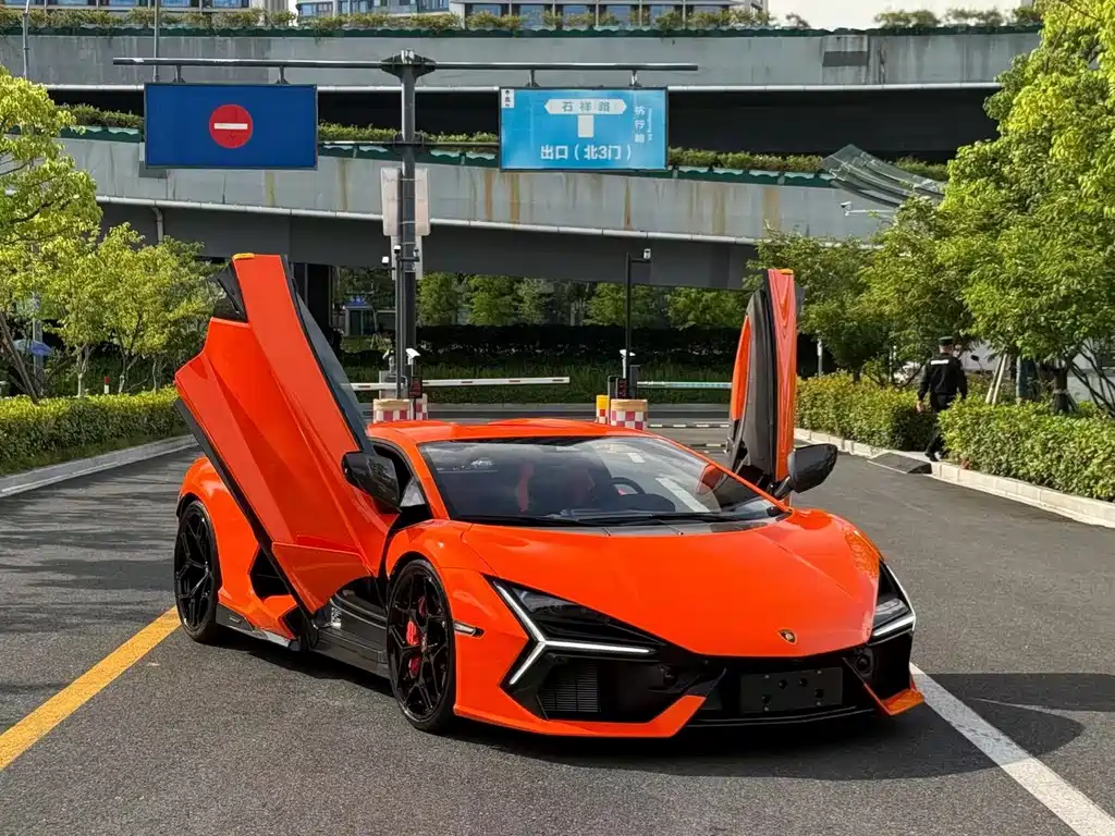 Lamborghini Revuelto — миниатюра 3