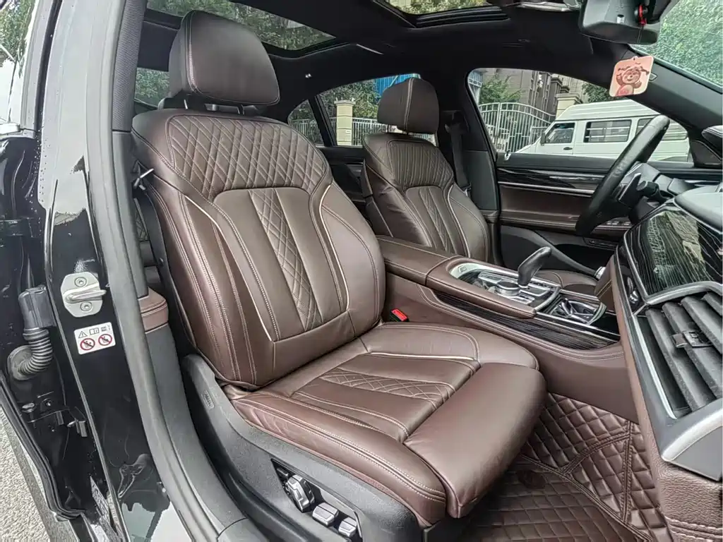 BMW 7 Series — миниатюра 9