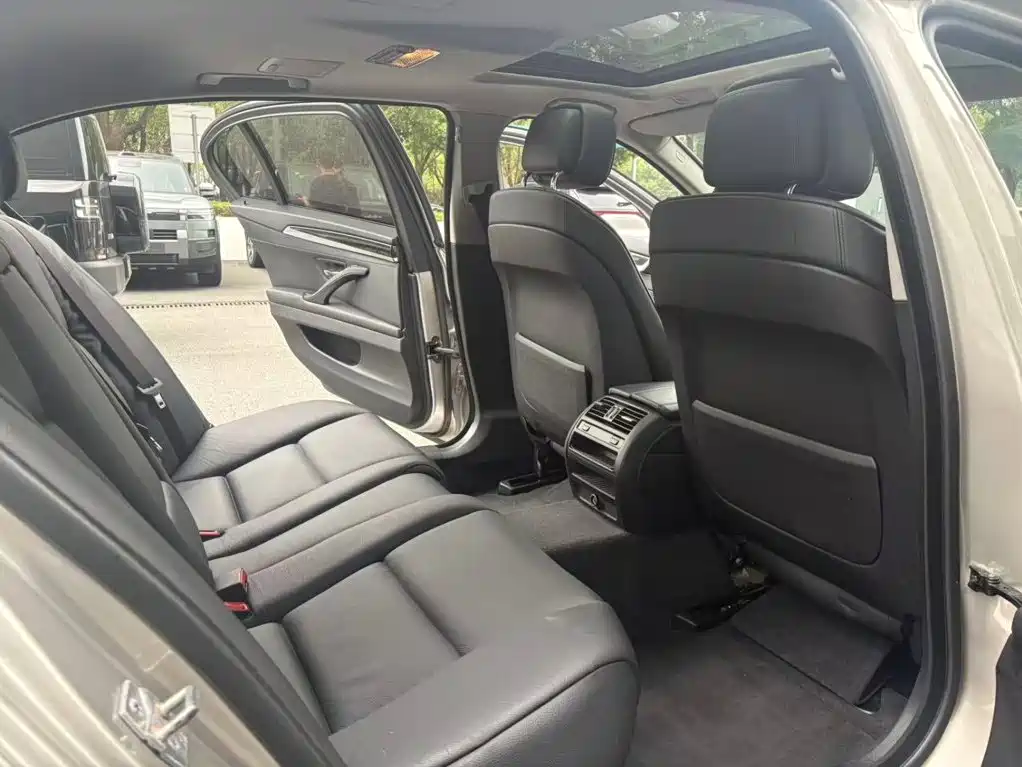 BMW 5 Series — миниатюра 10