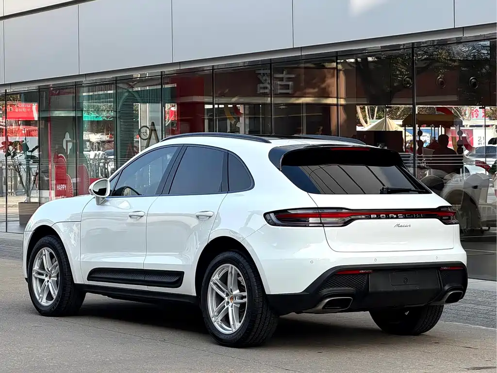 PORSCHE MACAN