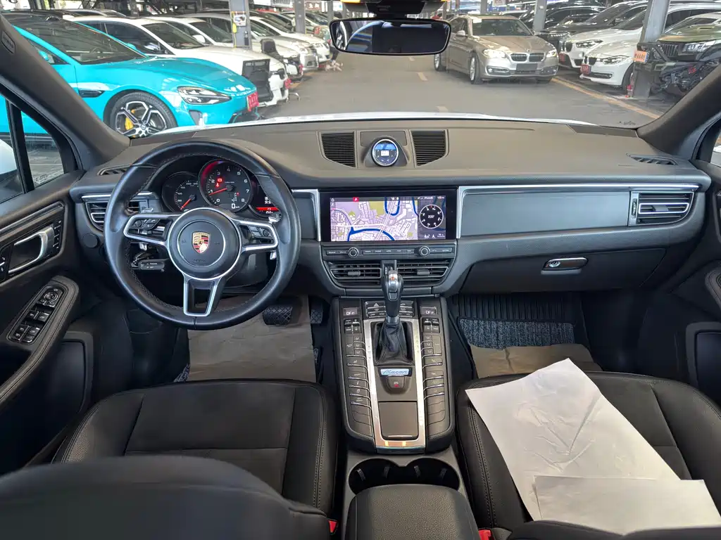 PORSCHE MACAN