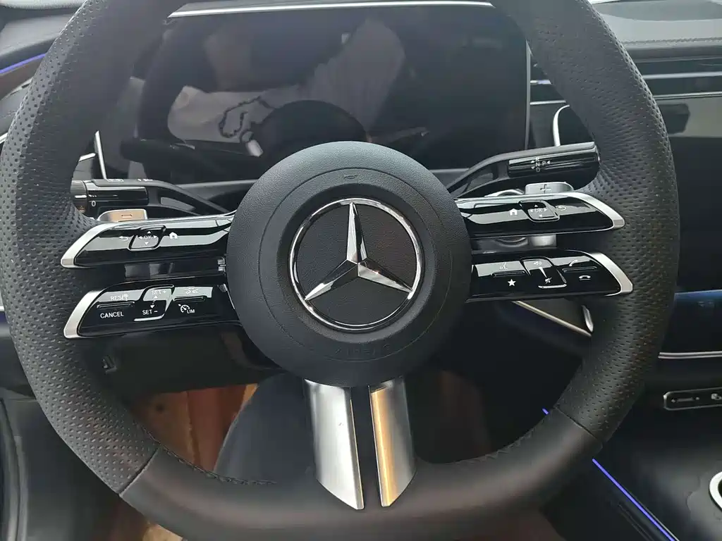 Mercedes-Benz E-Class — миниатюра 8