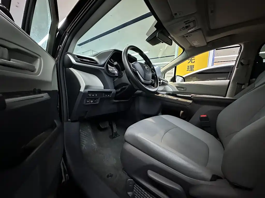 Toyota Granvia 2023 2.5L Comfort