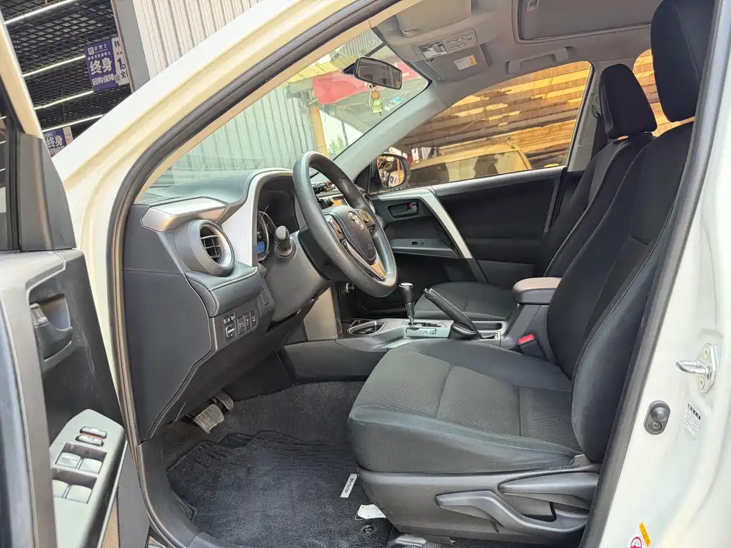 Toyota RAV4 — миниатюра 7