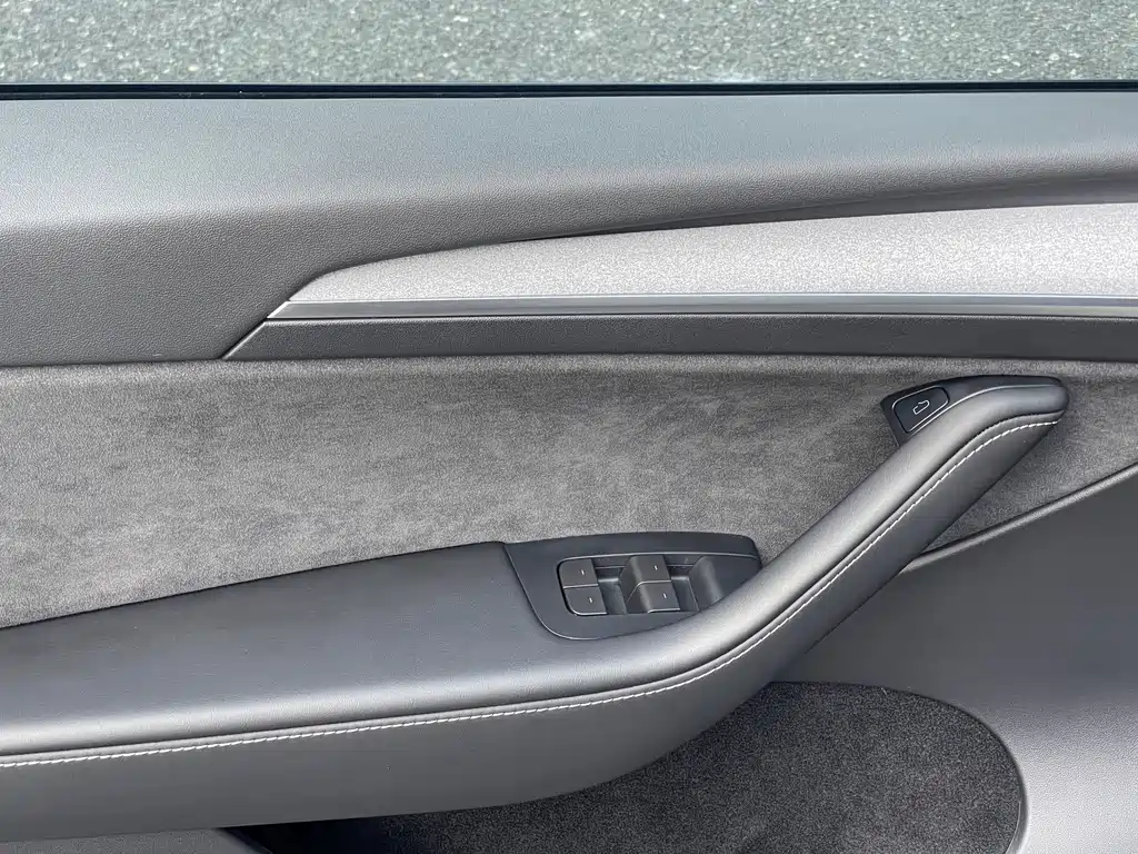 Tesla Model Y — миниатюра 14
