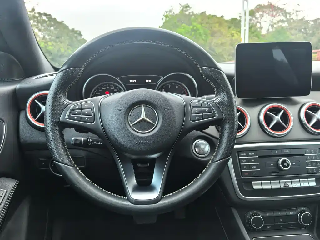 MERCEDES-BENZ CLA